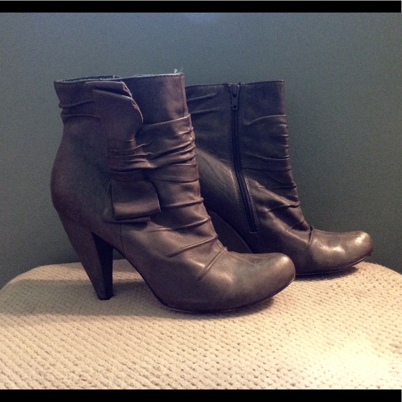 Anthropologie Shoes - Seychelles bow ankle heel boots grey taupe Sz. 8
